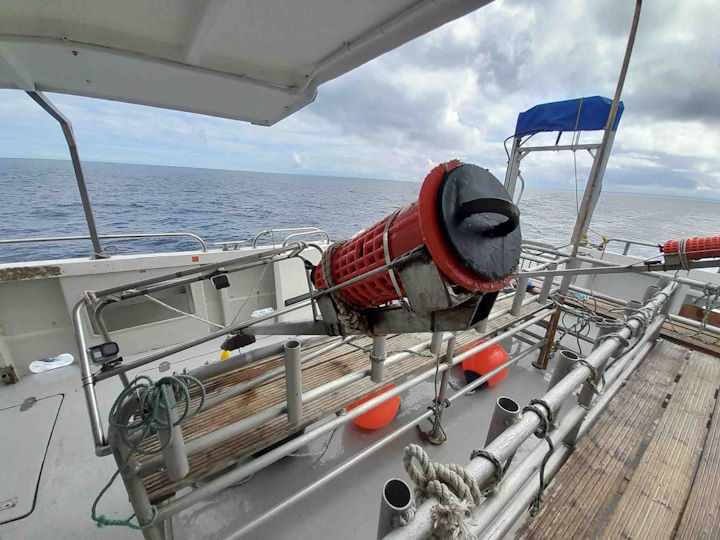 The orange bait basket fixed securely at the end of the horizontal arm, on which the two video cameras are directed &copy; Robert Irving